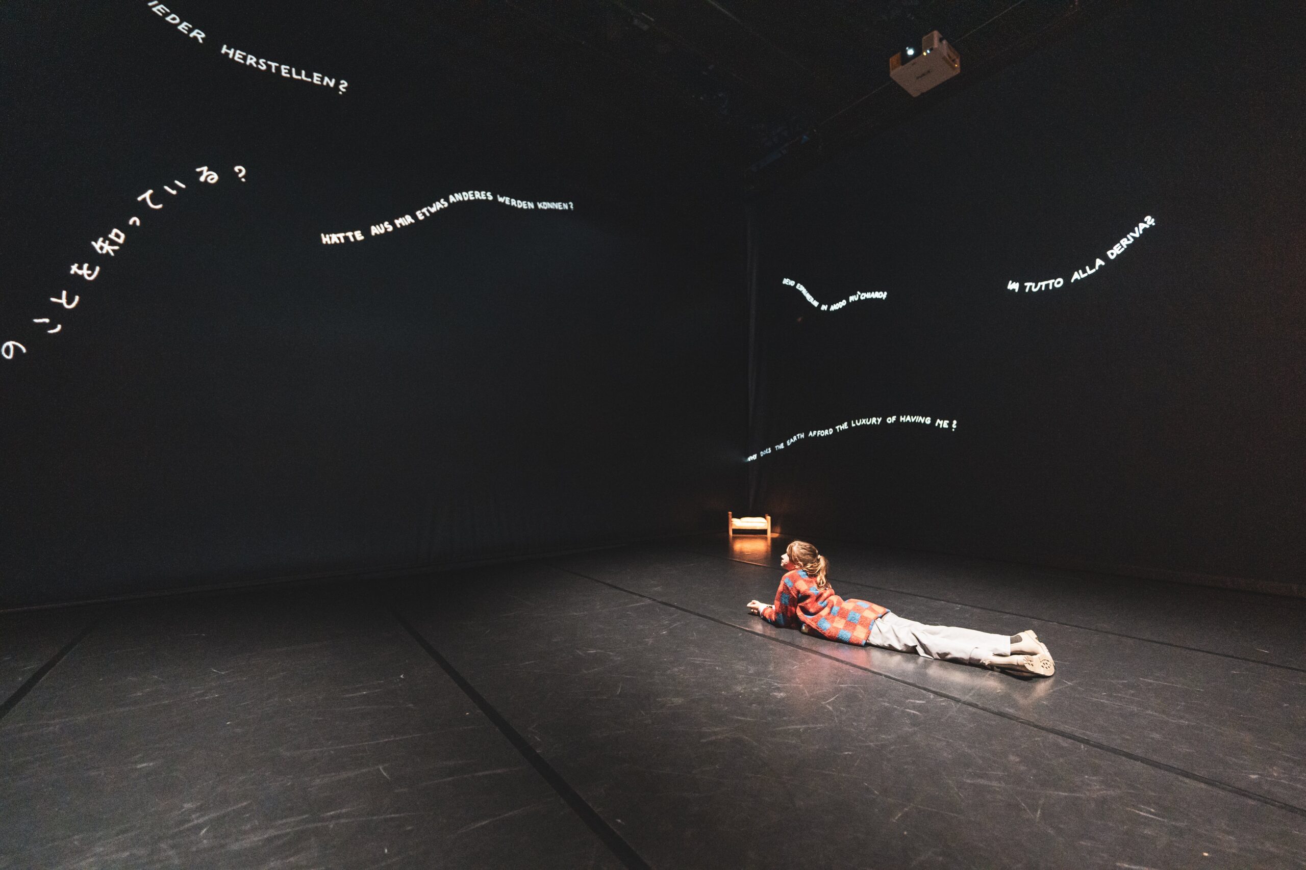 2024 Ohne Titel (Fragen Projektion) by Fischli & Weiss (c) Alex Koch 2
