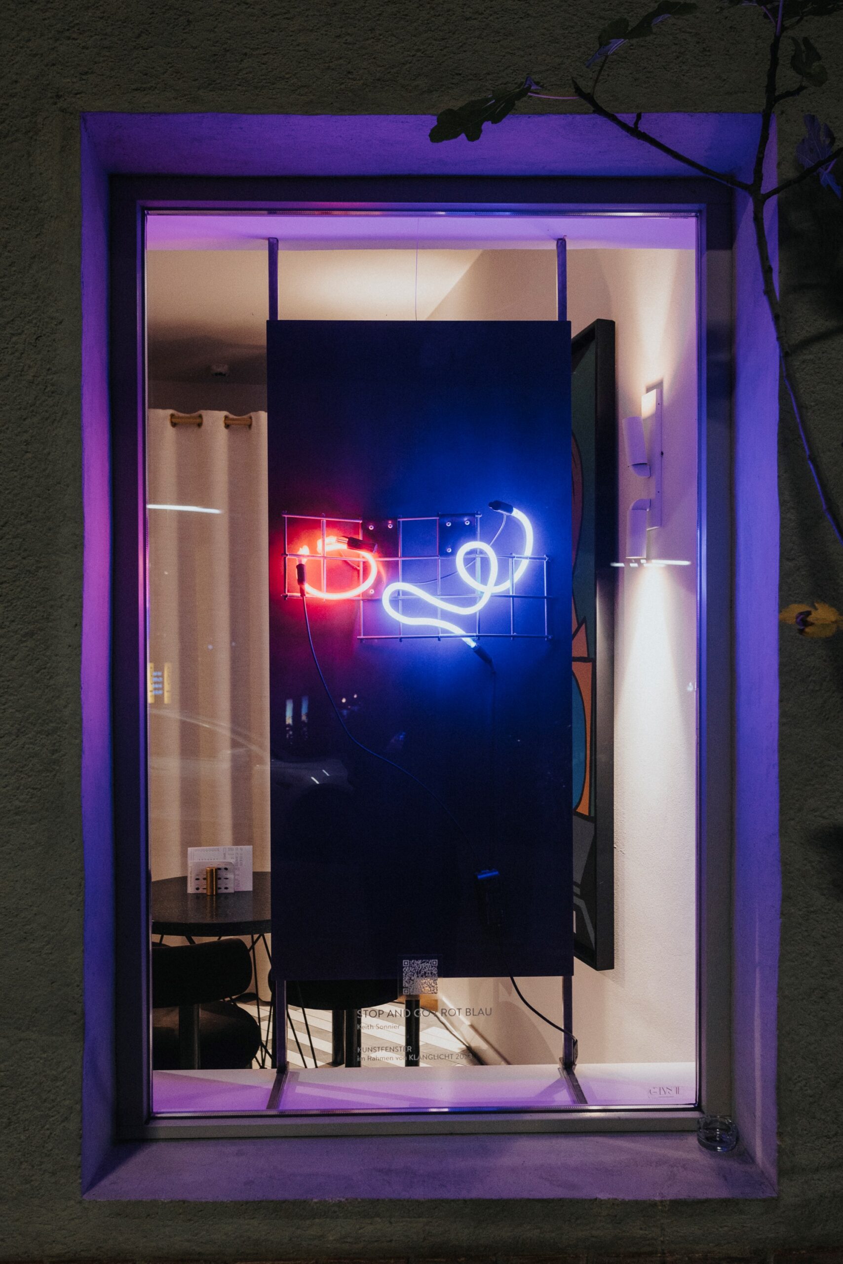 2023 Kunstfenster Stop and Go _ Rot-Blau by Keith Sonnier (c) Julian Tatzl 1