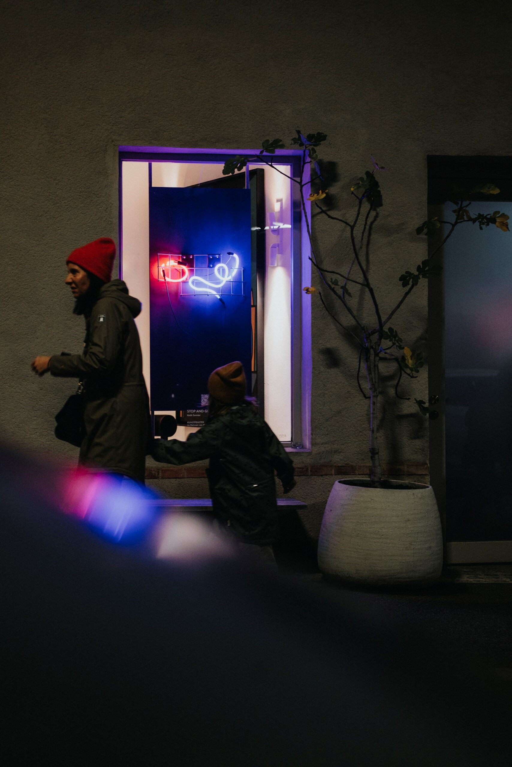 2023 Kunstfenster Stop and Go _ Rot-Blau by Keith Sonnier (c) Julian Tatzl 2